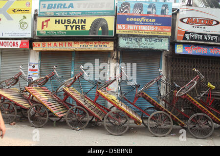 Dacca in Bangladesh. Il 28 marzo 2013. i carrelli vengono parcheggiate nelle strade durante la 36 ore a lungo tutto il paese strike chiamato dal Bangladesh Partito Nazionalista (BNP) a Dhaka, nel Bangladesh, 28 marzo 2013. La BNP ha chiamato lo sciopero esigente la liberazione del loro leader detenuti mentre la maggior parte delle scuole, collegi, università e aziende restano chiuse durante lo sciopero. Zakir hossain chowdhury zakir / Alamy Live News Foto Stock