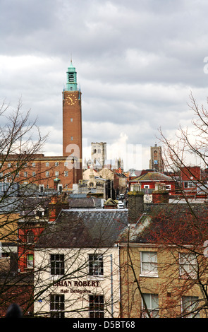 Una vista del municipio di clock tower e la Cattedrale cattolica romana di San Giovanni Battista a Norwich, Norfolk, Inghilterra, Regno Unito. Foto Stock