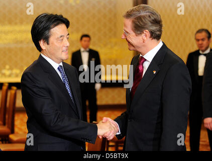 Ministro federale tedesco Guido Westerwelle (R) è accolto dal suo omologo giapponese Katsuya Okada in Tokyo, Giappone, 14 gennaio 2010. È Westerwelle il primo viaggio in Asia; egli sarà in visita in Giappone e Cina. Foto: Michael Hanschke Foto Stock