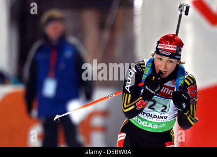 La Germania di Magdalena Neuner skies durante la donna 4x6 relè presso la Coppa del Mondo di Biathlon Event a Ruhpolding, Germania, 15 gennaio 2010. La Svezia ha vinto davanti a Russia e Norvegia, Germania finito al quarto posto. Foto: Lukas Barth Foto Stock