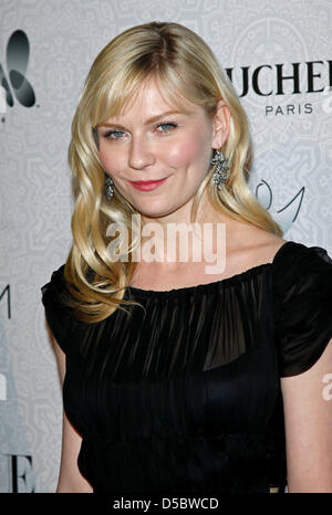 L'attrice Kirsten Dunst arriva alla terza arte annuale di Elysium " Cielo " la carità di Gala in Beverly Hills Los Angeles, California, USA, 16 gennaio 2010. L'arte di Elysium è una organizzazione non-profit a lavorare con attori, artisti e musicisti per aiutare i bambini che sono alle prese con gravi condizioni mediche. Foto: Hubert Boesl Foto Stock