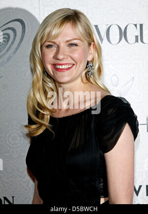 L'attrice Kirsten Dunst arriva alla terza arte annuale di Elysium " Cielo " la carità di Gala in Beverly Hills Los Angeles, California, USA, 16 gennaio 2010. L'arte di Elysium è una organizzazione non-profit a lavorare con attori, artisti e musicisti per aiutare i bambini che sono alle prese con gravi condizioni mediche. Foto: Hubert Boesl Foto Stock