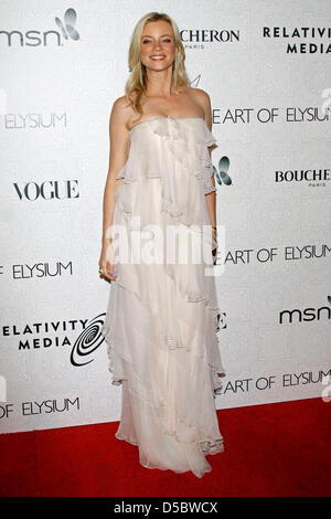 L'attrice Amy Smart arriva alla terza arte annuale di Elysium " Cielo " la carità di Gala in Beverly Hills Los Angeles, California, USA, 16 gennaio 2010. L'arte di Elysium è una organizzazione non-profit a lavorare con attori, artisti e musicisti per aiutare i bambini che sono alle prese con gravi condizioni mediche. Foto: Hubert Boesl Foto Stock