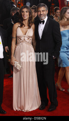 Attore statunitense George Clooney e la sua fidanzata italiana attrice Elisabetta Canalis arriva per la 67th Golden Globe Awards a Los Angeles, Stati Uniti d'America, 17 gennaio 2010. I globi onore di eccellenza per il cinema e la televisione. Foto: Hubert Boesl Foto Stock