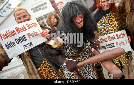 Gli attivisti dei diritti degli animali organizzazione "PETA Deutschland e.V. " sono vestiti di età della pietra di costumi e di protesta di fronte alla tenda del Fashion Week 2010 a Berlino, Germania, 19 gennaio 2010. Gli attivisti hanno chiesto agli organizzatori il divieto di pellicce di passerelle. Foto: ARNO BURGI Foto Stock