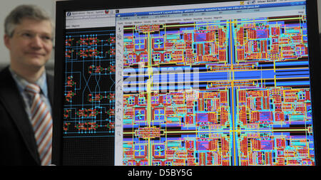 Strutture di Microelectronic Integrated Systems sono illustrati su un monitor, mostrato mediante elettro tecnico il prof. Il dott. Juergen Kampe, dell'ingegneria elettrica e reparto di tecnologia informatica all'Università di Jena, Germania, 19 gennaio 2010. Kampe è il nuovo capo della In-Institute per sistemi integrati, che verrà ufficialmente stabilito il 20 gennaio 2010 presso il college. Il Foto Stock