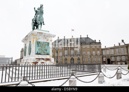 Le protezioni si erge davanti di Amalienborg palazzo reale di Copenhagen, Danimarca, 20 gennaio 2010. Esso è costituito da quattro palazzi identici con una piazza centrale e una monumentale statua equestre di Amalienborg del fondatore, il re Federico V. Frederik VIII Palace, residenza del Principe Ereditario Frederik e la Principessa Maria e i loro figli è rappresentato. Foto: Patrick van Katwijk Foto Stock