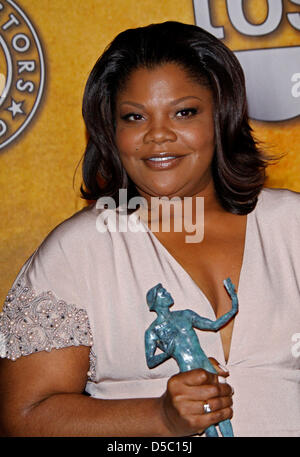 Noi attrice Mo'Nique pone dietro le quinte con il premio per prestazioni eccezionali da una femmina di attore in un ruolo di sostegno per la sua performance in "preziosi'nel XVI schermo annuale Actor's Guild (SAG) Awards presso lo Shrine Auditorium di Los Angeles, California, USA, 23 gennaio 2010. La cooperativa di attori di schermo onora l'eccellenza in cinque film e otto prime time televisione categorie. Foto Foto Stock