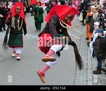 Un uomo vestito come strega esegue un cosiddetto "Fools Leap, una cerimonia durante la quale la città-governo è simbolicamente preso in consegna dagli sciocchi, a Ulm in Germania, 24 gennaio 2010. Circa 4.000 persone di più di 80 Fool's gilde indossando il tradizionale cosiddetto Haes abbigliamento partecipare nella tradizione di tutta la regione. Foto: STEFAN PUCHNER Foto Stock