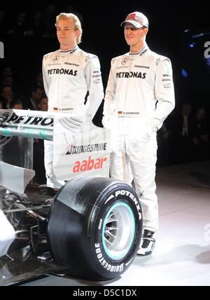 Il tedesco pilota di Formula Uno e sette volte la Formula Uno del campione del mondo in carica Michael Schumacher (R) e il suo compagno di squadra Nico Rosberg nella foto durante la presentazione del Team di Formula 1 Mercedes GP Petronas al Mercedes-Benz Museum di Stoccarda, Germania, 25 gennaio 2010. Foto: BERND WEISSBROD Foto Stock