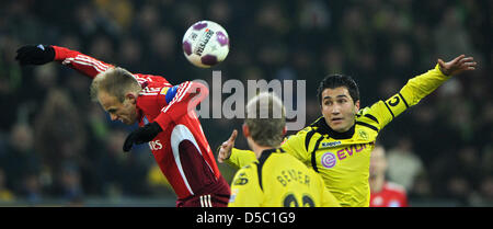 Dortmund Nuri Sahin (R) e di Amburgo di David JAROLIM si contendono la palla durante la Bundesliga giornata 19 tie Borussia Dortmund vs Hamburger SV al Signal Iduna Park di Dortmund, Germania, 23 gennaio 2010. Dortmund ha vinto 1-0. Foto: Julian Stratenschulte Foto Stock