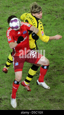 Dortmund Marcel Schmelzer (R) e di Amburgo Tunay Torun si contendono la palla durante la Bundesliga giornata 19 tie Borussia Dortmund vs Hamburger SV al Signal Iduna Park di Dortmund, Germania, 23 gennaio 2010. Dortmund ha vinto 1-0. Foto: Julian Stratenschulte Foto Stock