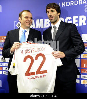 Riscontro olandese Ruud van Nistelrooy (R) e Bernd Hoffmann, presidente di Hamburger SV, pongono con van Nistelrooy's new jersey durante la sua presentazione come giocatore della Bundesliga tedesca club Hamburger SV A HSH Nordbank Arena di Amburgo, Germania, 25 gennaio 2010. Van Nistelrooy trasferito dal club spagnolo Real Madrid. Phhoto: MARCUS BRANDT Foto Stock