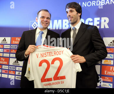 Riscontro olandese Ruud van Nistelrooy (R) e Bernd Hoffmann, presidente di Hamburger SV, pongono con van Nistelrooy's new jersey durante la sua presentazione come giocatore della Bundesliga tedesca club Hamburger SV A HSH Nordbank Arena di Amburgo, Germania, 25 gennaio 2010. Van Nistelrooy trasferito dal club spagnolo Real Madrid. Phhoto: MARCUS BRANDT Foto Stock