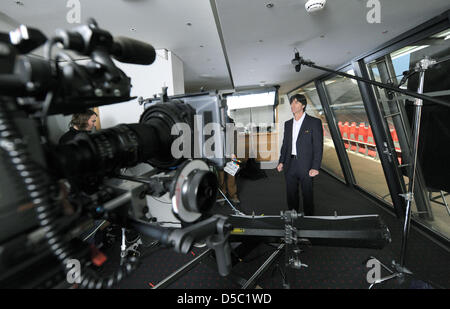 Germania allenatore Joachim Loew attende prima di iniziare la sua scena durante le riprese del team nazionale tedesco per il produttore di automobili Mercedes Benz a Stoccarda, Germania, 25 gennaio 2010. La pubblicità di sparare ha avuto luogo a Mercedes Benz Arena per il calcio tedesco dell'associazione generale sponser, per quanto riguarda i Campionati del Mondo di Calcio 2010 in Sud Africa. Foto: Markus Gilliar (ATTENZIONE: HA Foto Stock