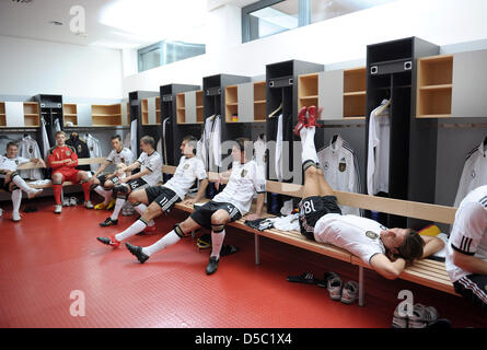 La Germania Mario Gomez, Serdar Tasci, Miroslav KLOSE, Philipp Lahm, Mesut Oezil, Manuel Neuer e Bastian SCHWEINSTEIGER (R-L) siedono nel camerino durante le riprese del team nazionale tedesco per il produttore di automobili Mercedes Benz a Stoccarda, Germania, 25 gennaio 2010. La pubblicità di sparare ha avuto luogo a Mercedes Benz Arena per il calcio tedesco associazione generale della risposta Foto Stock