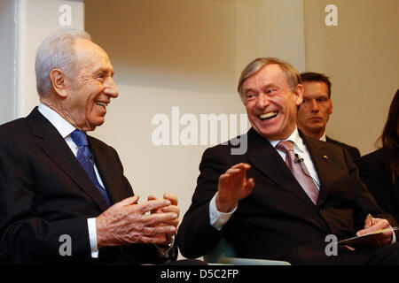 Il presidente tedesco Horst Koehler (R) e il presidente israeliano Shimon Peres parla prima di una discussione con i giovani presso il Max Liebermann house a Berlino, Germania, 26 gennaio 2010. Foto: THOMAS PETER Foto Stock