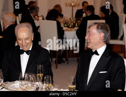 Il presidente tedesco Horst Koehler, destro e il presidente israeliano Shimon Peres, sinistra, sorriso durante una cena presso il Bellevue Palace a Berlino, Germania, martedì 26 gennaio, 2010. Peres rimane per un ufficiale visita di Stato in Germania. Foto: Michael Sohn dpa Foto Stock