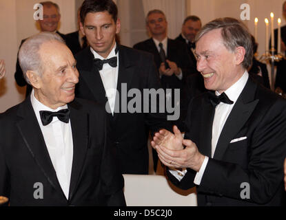 Il presidente tedesco Horst Koehler, destra, plaude al presidente israeliano Shimon Peres, sinistra, dopo Peres l' intervento durante una cena presso il Bellevue Palace a Berlino, Germania, martedì 26 gennaio, 2010. Peres rimane per un ufficiale visita di Stato in Germania. Foto: Michael Sohn dpa Foto Stock