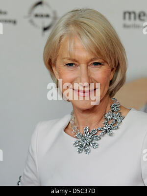 British attrice Helen Mirren arriva per il tedesco premiere del film 'L'ultima stazione' (titolo tedesco: "Ein russischer Sommer') di Berlino, Germania, 27 gennaio 2010. Il filmato si apre in tedesco cinema il 28 gennaio 2010. Foto: Jens KALAENE Foto Stock