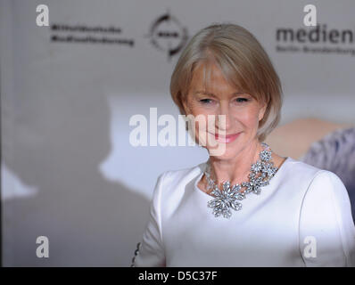 British attrice Helen Mirren arriva per il tedesco premiere del film 'L'ultima stazione' (titolo tedesco: "Ein russischer Sommer') di Berlino, Germania, 27 gennaio 2010. Il filmato si apre in tedesco cinema il 28 gennaio 2010. Foto: Jens KALAENE Foto Stock