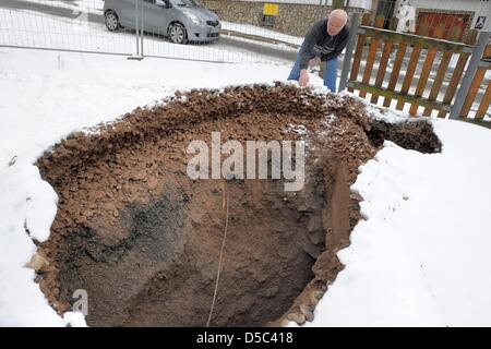 28.01.10/Erneut Erdfall in Tiefenort. Rund um den Betonpfropfen rutscht die Erde in die Tiefe./ Heiko Matz Hauptstraße 108 36433 Bad Salzungen Tel. 0173/3903163 matzfoto@t-online.de Veröffentlichung honorarpflichtig (7%) Mehrwertsteuer Veröffentlichung nur mit Namensnennung  Bankverbindung: VR-Bank Bad Salzungen-schmalkalden Kto.-Nr.: 2005034 BLZ 84094754 San-Nr.: 155/24 Foto Stock