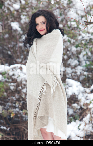 Donna brividi con una coperta nel paese Foto Stock