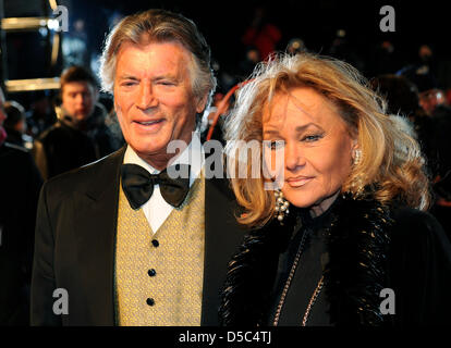 Attore francese Pierre Brice (L) e sua moglie Hella (R) arrivano per il quarantacinquesimo Golden Award della fotocamera a Berlino, Germania, 30 gennaio 2010. Il riconoscimento premia le preferite dal pubblico dal film, televisione, sport e media. Foto: Jens Kalaene Foto Stock