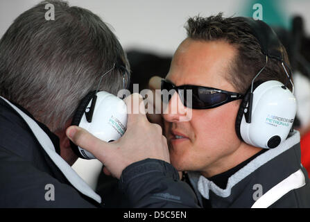 Tedesco di Formula un record del campione del mondo in carica Michael Schumacher (R) conferisce con il team principal Ross Brawn durante la nuova Mercedes GP del team di test delle prestazioni con la nuova MGP W01 in pista a Valencia, Spagna, 01 febbraio 2010. Sette volte la Formula Uno campione del mondo Schumacher è tornato sulla griglia dopo tre anni di pausa a partire per la nuova Mercedes GP team. Formula Uno il primo rac Foto Stock