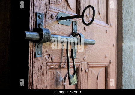 Vecchia chiesa porta di legno con il suo bloccaggio usurata Foto Stock