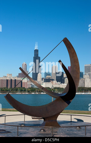 L'UOMO ENTRA NELLA SCULTURA SUNDIAL COSMOS (©HENRY MOORE 1980) ADLER PLANETARIUM DOWNTOWN CHICAGO SKYLINE ILLINOIS USA Foto Stock