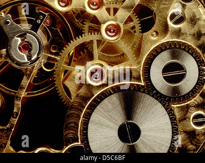 Ingranaggi in un vecchio meccanismo di orologio, concetto temporale, primo piano Foto Stock