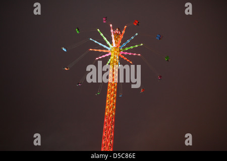 Berlino, Germania, swing ride al mercatino di Natale a Alexanderplatz Foto Stock