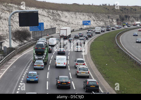 Winchester, Regno Unito. 28 Marzo 2013 - Un incidente sulla autostrada M3 tra il JCT. 10 & 11 in Hampshire che coinvolgono un autoarticolato e una Renault Laguna causato lunghi fare code. Nessuno sembrava essere ferito. Foto Stock