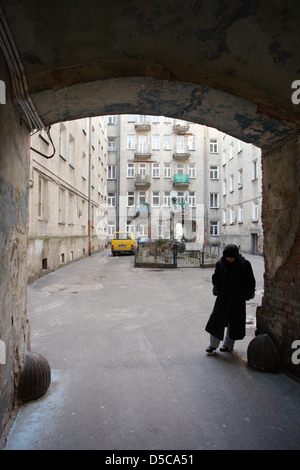 Varsavia, Polonia, cercare in un cortile nel quartiere di Praga Foto Stock