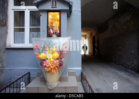 Varsavia, Polonia, statua di Maria in un cortile nel quartiere di Praga Foto Stock