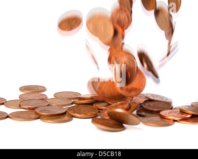 Le monete da 5 centesimi di euro e la caduta di altri che sono isolati su uno sfondo bianco. Foto Stock