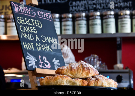 Scelta di torte e una piccola bevanda calda per £ 3 è una offerta speciale visualizzato all'interno di un locale Coffee Shop a Dundee, Regno Unito Foto Stock