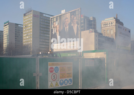 Varsavia, Polonia, scarico nube di gas di scarico da un camion sulla Marszalkowska Foto Stock