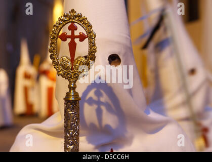 Mallorca, Spagna. 28 marzo, 2013. I penitenti prendere parte al 'Cristo de la Sangre" (Sangue di Cristo) processione durante la Settimana Santa in Palma de Mallorca, nell'isola spagnola di Maiorca. Centinaia di processioni avvengono intorno all'orologio in Spagna durante la settimana santa da molti secoli fa, portando migliaia di visitatori e turisti. Credito: zixia/Alamy Live News Foto Stock