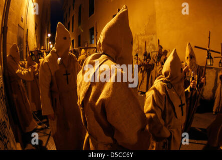 Mallorca, Spagna. 28 marzo, 2013. I penitenti prendere parte al 'Cristo de la Sangre" (Sangue di Cristo) processione durante la Settimana Santa in Palma de Mallorca, nell'isola spagnola di Maiorca. Centinaia di processioni avvengono intorno all'orologio in Spagna durante la settimana santa da molti secoli fa, portando migliaia di visitatori e turisti. Credito: zixia/Alamy Live News Foto Stock