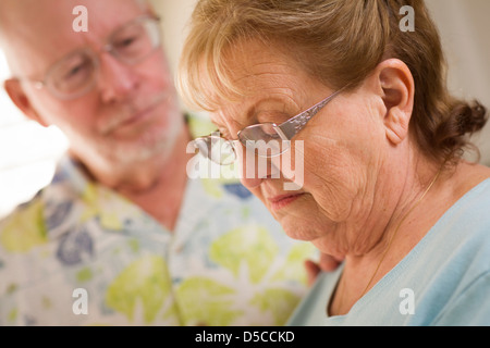 Senior Adulto Uomo Console Senior triste femmina adulta. Foto Stock