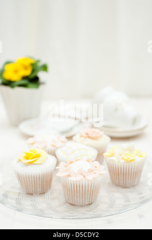 Tortini misti in un pastello, shabby chic stile con decorazioni sugarcraft Foto Stock