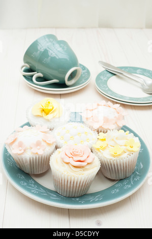 Tortini misti in un pastello, shabby chic stile con decorazioni sugarcraft Foto Stock