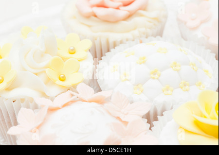 Mixed cupcakes in a pastel, shabby chic style with sugarcraft decorations Foto Stock