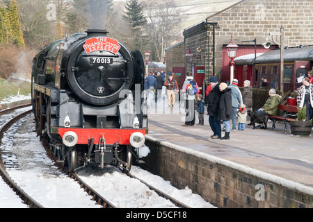 Locomotiva a vapore la trazione di un treno passeggeri sulla Keighley e vale la pena di valle ferroviaria a Oxenhope, West Yorkshire, Inghilterra Foto Stock