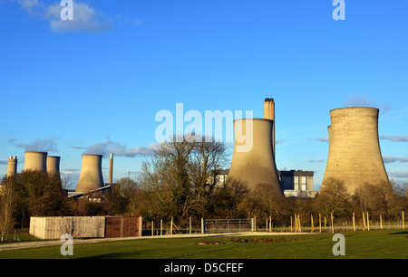 Didcot Power Station gigante e di torri di raffreddamento, Oxfordshire, Gran Bretagna, Regno Unito Foto Stock