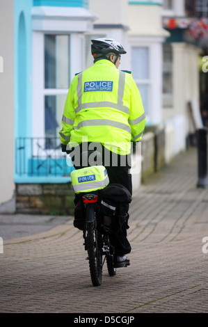 Comunità di polizia funzionario di supporto su una bicicletta, PCSO on bike patrol, REGNO UNITO Foto Stock