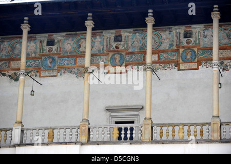 Dipinto di balconi sulla piazza interna del castello di Wawel Cracovia in Polonia Foto Stock