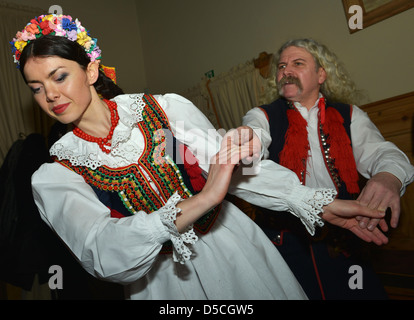 Ballerini e cantanti in costumi nazionali, Cracovia in Polonia Foto Stock